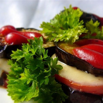 Баклажаны с помидорами и сыром