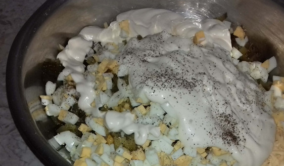 1. Этап. Салат Незабываемая нежность: Солим и перчим по вкусу. Заправляем салат майонезом.