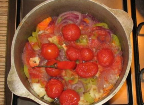 1. Этап. Баранина в казане с картошкой: Через 15 минут выложите помидоры и варите еще 10-15 минут. Готовое блюдо заправьте мелко порубленной зеленью.