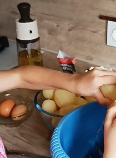 1. Этап. Бульбяники белорусские без начинки: Картофель онатереть на мелкой терке