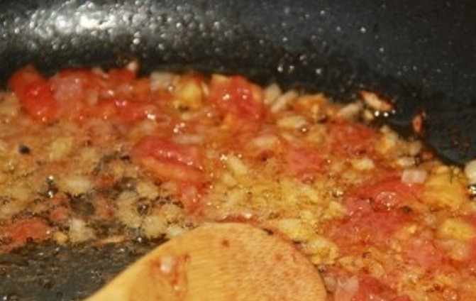 1. Этап. Куриные котлеты в томатном соусе: Добавьте соль и перец по вкусу и доведите до кипения. Затем добавьте потертые плавленые сырки и молоко. Получившийся томатный соус готовьте 10 минут. Затем отставьте с плиты и удалите укроп.