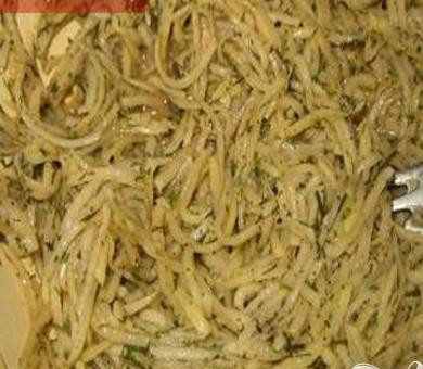 1. Этап. Гнезда с красной рыбой: 1. Промываем картофель, очищаем кожуру, затем на мелкой терке (как натираем морковь по-корейски), натираем картофель. Добавляем сюда измельченный свежий укроп или сухой, специи, крахмал и яйцо. Все хорошенько перемешиваем, перед тем как выложить в форму для запекания, немного присолим.