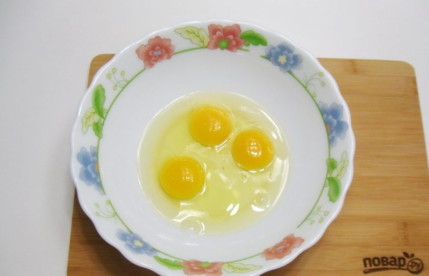 1. Этап. Горчичный кекс: В миску разбейте яйца.