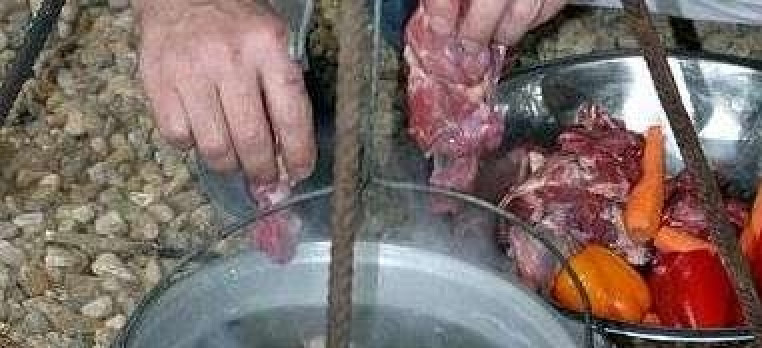 1. Этап. Шурпа в казане на костре: В кипящую воду бросить баранину.