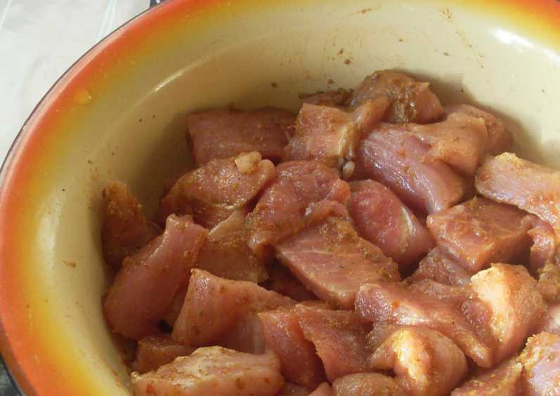 1. Этап. Жаркое из белых грибов: Мясо порежьте и смешайте горчицей и специями по вкусу. Отставьте на 30-40 минут замариноваться.