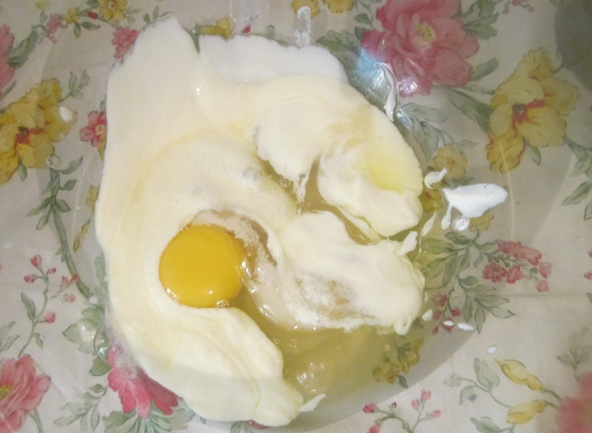 1. Этап. Торт еврейский: Всего нам нужно сделать три коржа. На один корж нам надо смешать полстакана сметаны, яйцо и полстакана сахара.