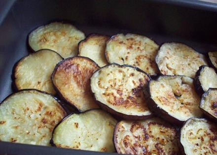 1. Этап. Баклажаны с помидорами и сыром: Перекладываем баклажаны слоями в жаропрочную форму, слегка смазанную маслом.