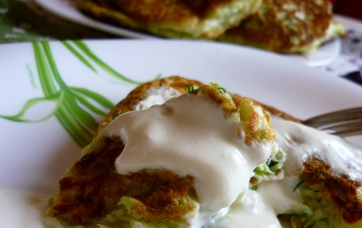 1. Этап. Сырные оладьи: Подавайте оладушки к столу со сметаной. Приятного аппетита!