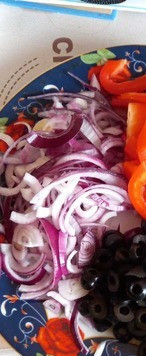 1. Этап. Салат Веселка: Лук режем полукольцами, сладкий перец полосками, маслины колечками. Кто умеет лучше резать очень тоненько, ну у меня уж как вышло!