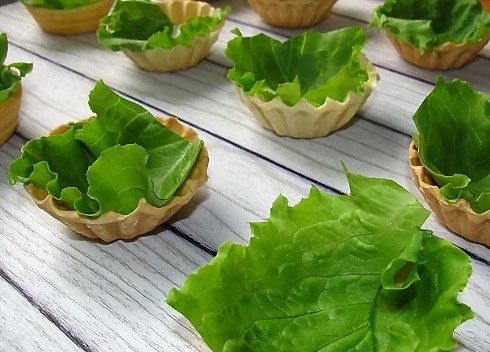 1. Этап. Тарталетки из печени трески: 6. Тарталетки застелите листьями салата.