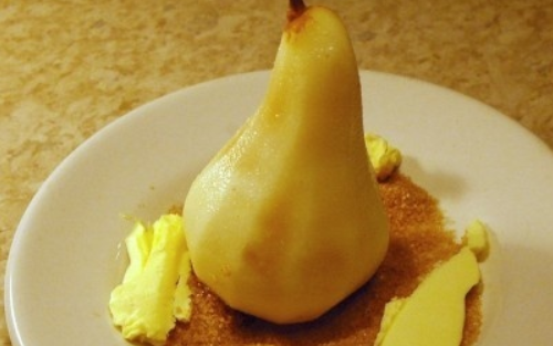 1. Этап. Груши в карамели: Берем грушу, очищаем ее овощечисткой от кожуры. Снизу аккуратно, с помощью острого ножа вытаскиваем семечки. В тарелку насыпаем сахар, ставим грушу, вокруг нее раскладываем кусочки сливочного масла. Ставим тарелку на 5-7 минут в микроволновую печь.