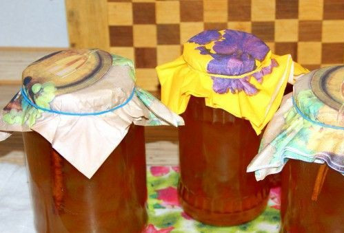 1. Этап. Дыневое варенье с корицей: 7. Разливаю по стерилизованным банкам, добавляю палочку корицы в каждую банку и закатываю.