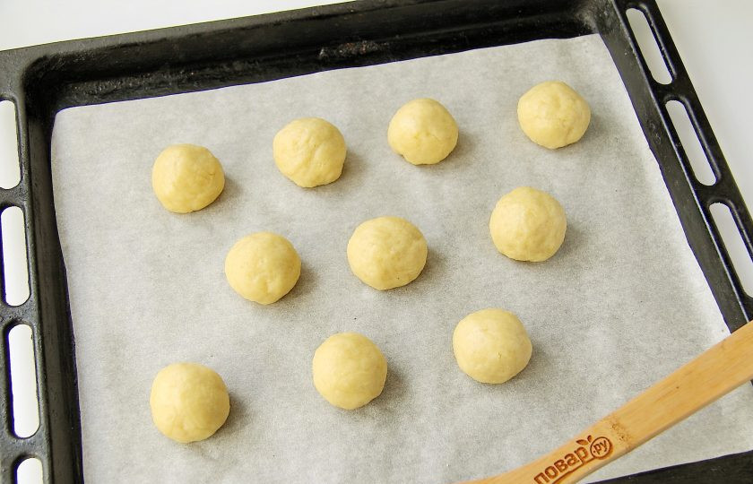 1. Этап. Печенье Снежок: Отщипните от теста кусочек, скатайте из него шарик, размером примерно с грецкий орех и выложите на противень, застеленный пергаментом. Таким образом сформируйте все печенье. Выпекайте в разогретой до 190 градусов духовке около 10-15 минут.