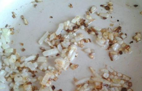 1. Этап. Рыбные котлеты в домашних условиях: Лук измельчаем и обжариваем на растительном масле до золотистого цвета.