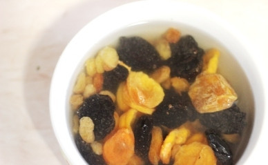 1. Этап. Каша с орехами и сухофруктами: Предварительно залейте сухофрукты кипятком.
