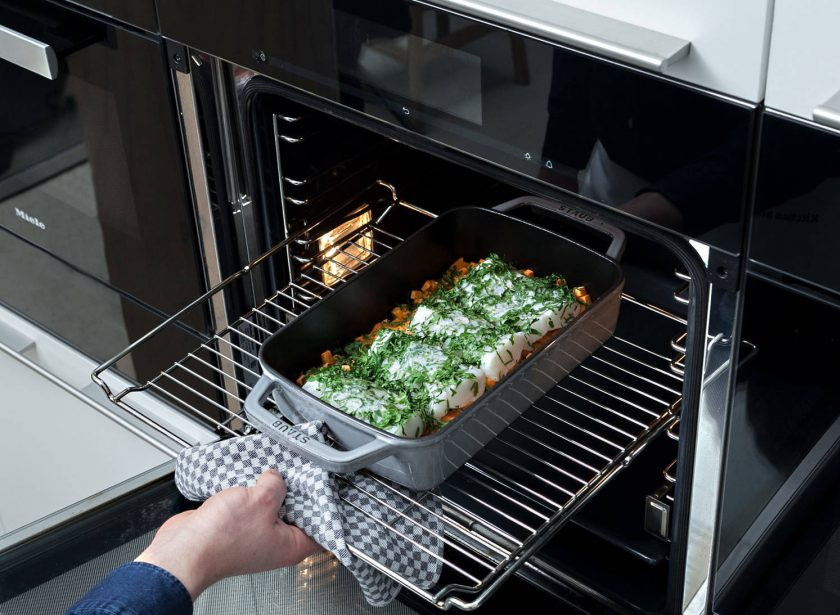 1. Этап. Запечённая треска с бататом: 3. После этого в картофель выложите треску. Посыпьте её солью и мелко нарубленной петрушкой.