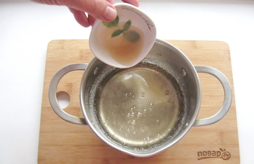 1. Этап. Белковый крем с агар-агаром: После добавьте агар-агар и лимонную кислоту, перемешайте. Проварите сироп еще 1-2 минуты и выключайте.