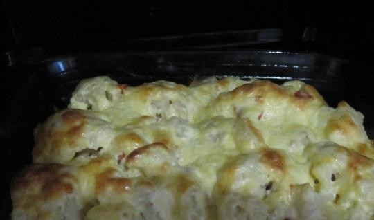 1. Этап. Цветная капуста запеченная в духовке со сметаной: Помещаем форму в разогретую до 180 градусов духовку и запекаем в течение 30 минут до образования румяной корочки. Наша капуста готова, и мы можем приступать к трапезе.