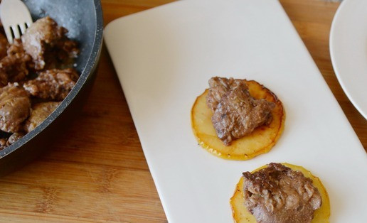 1. Этап. Закусочный мильфей из яблок с печенью: Собираем 