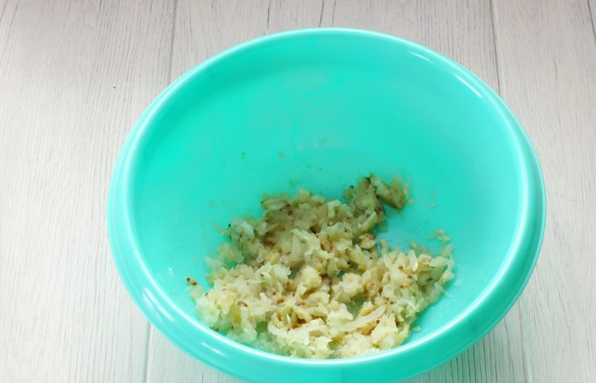 1. Этап. Шашлык в томатном соке: В чаше смешайте лук, чеснок, черный перец, горчицу.