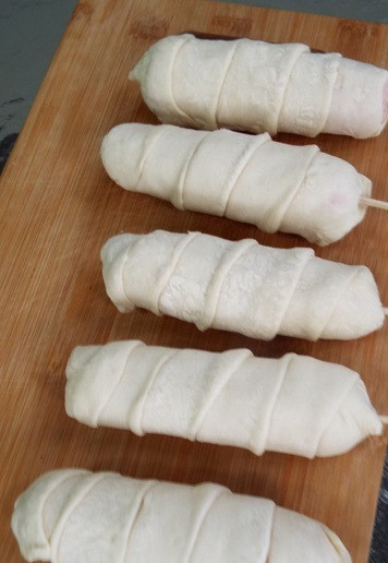 1. Этап. Сырная сосиска в тесте на мангале: Нанизать на деревянные шпажки. Можно обойтись и без них, но так удобнее переворачивать.