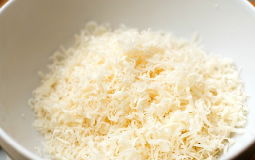 1. Этап. Карбонара с ветчиной: Натираем сыр на самой мелкой терке.