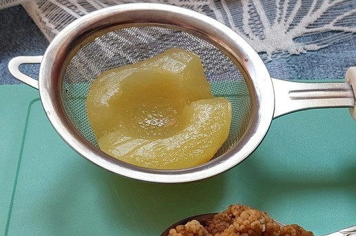 1. Этап. Творожный салат с грушей и шелковицей: Половинку груши откинуть на сито для удаления излишек сиропа, у шелковицы оборвать хвостики, промыть и обсушить на бумажном полотенце или в сите. У меня мягкая шелковица, предварительное замачивание не потребовалось. Если ягоды пересушенные, имеет смысл залить их перед употреблением кипятком минут на 5-10 (до размягчения).