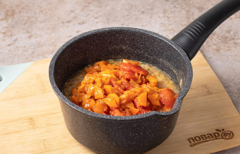 1. Этап. Крем-суп из красной чечевицы: Добавьте овощи, перемешайте все и готовьте еще 5 минут.