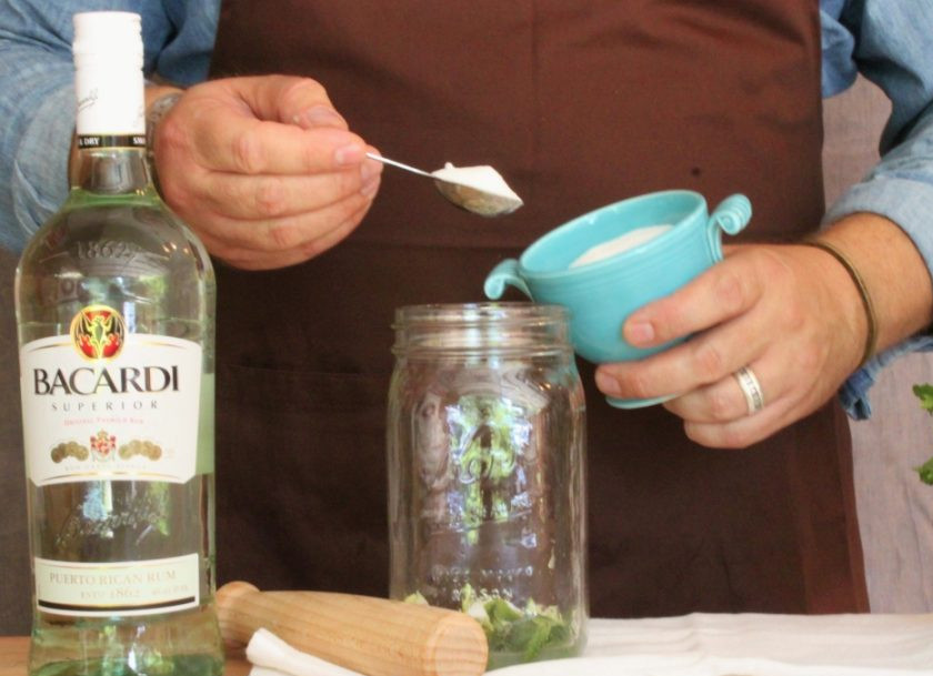 1. Этап. Мохито с Бакарди: Добавьте сахар и размешайте.