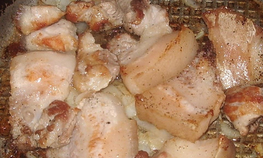 1. Этап. Тыква на сковороде: Отдельно жарим сало с измельченным луком до готовности. Потом добавляем тыкву и тушим пару минут, солим и перчим. Вот и все! Тыква на сковороде готова к подаче. Приятного аппетита!