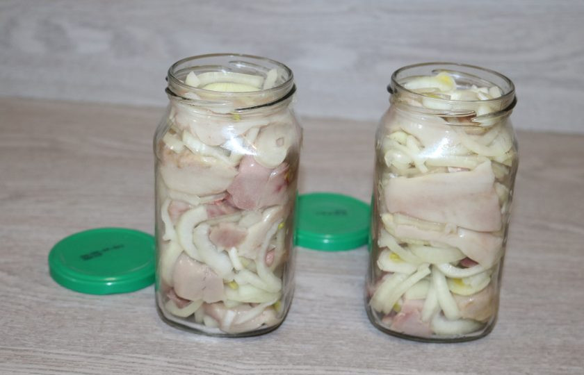 1. Этап. Маринованные молоки: В простерилизованные банки выложите молоки с луком.