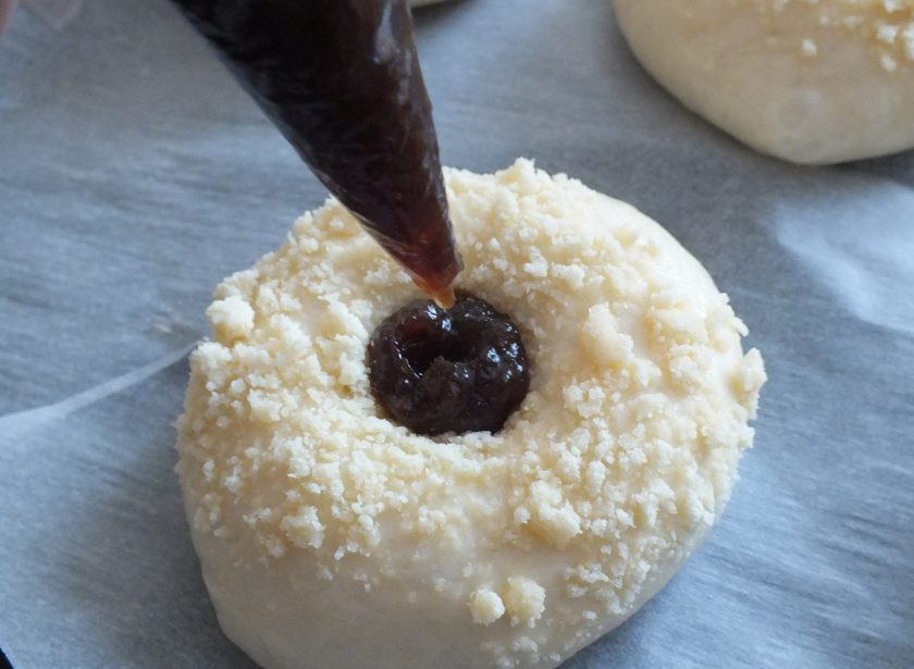 1. Этап. Выборгская сдоба: Углубление наполните повидлом.