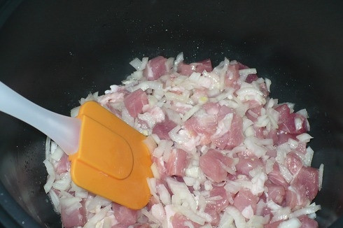 1. Этап. Гречка со свининой в мультиварке: Перемешиваем ингредиенты. Устанавливаем режим 