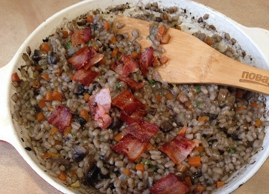 1. Этап. Перловая каша с грибами и беконом: 9. Добавляем обжаренный бекон, подаем к столу.