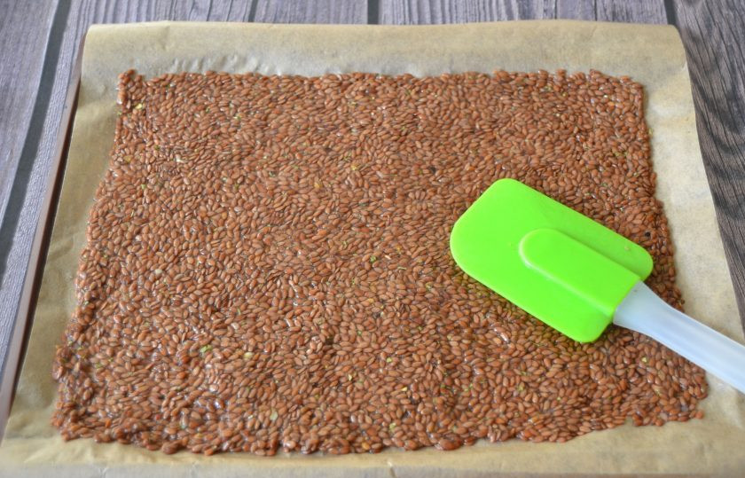 1. Этап. Льяные флаксы: Застелите противень бумагой для выпечки, выложите семена льна, силиконовой лопаткой хорошо разровняйте по всей поверхности. Запекайте при минимальной температуре 40-50 минут.