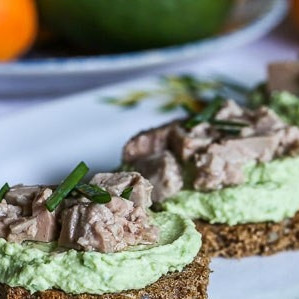 Тартинки с авокадо и печенью трески