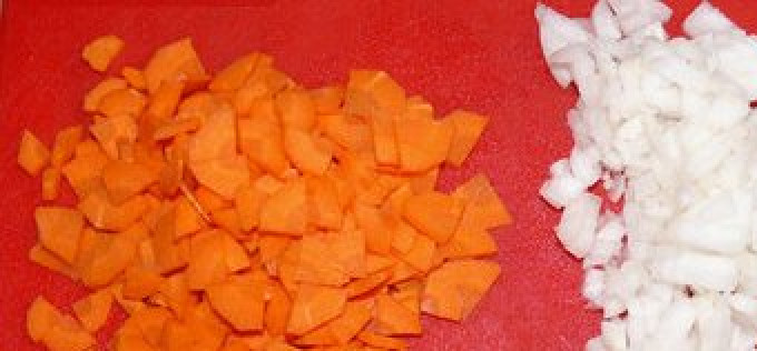 1. Этап. Суп Лондондерри: Морковь и лук мелко нарезаем.