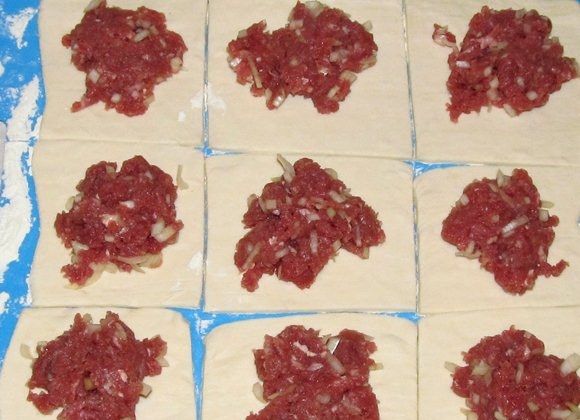1. Этап. Слоеные пирожки с мясом: В центр каждого квадрата закладываем фарш.
