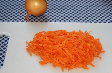 1. Этап. Куриные пупочки: Чистим морковку, натираем ее на крупной терке.