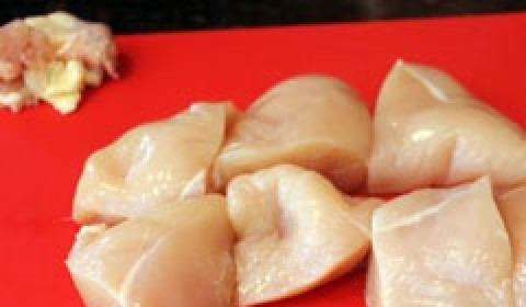 1. Этап. Летний салат с курицей: Берем свежее куриное филе, тщательно промываем его под холодной проточной водой, сушим бумажными кухонными полотенцами, выкладываем на разделочную доску и удаляем с него пленку, а также хрящи. Затем нарезаем мясо небольшими кусками размером в 1,5–2 сантиметра и перекладываем в пластиковый пакет. Дальше приправляем его сушеным луком, паприкой, подсолнечным маслом, горчицей, столовым 9% уксусом, по вкусу солью, черным молотым перцем и сушеным розмарином. Чистой рукой перемешиваем все до однородной консистенции, запечатываем, отправляем курицу в холодильник и маринуем 4–6, а в идеале 12 часов.