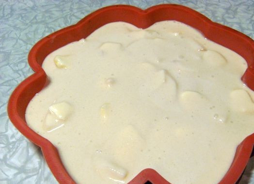 1. Этап. Шарлотка на маргарине с яблоками: Форму залить тестом.