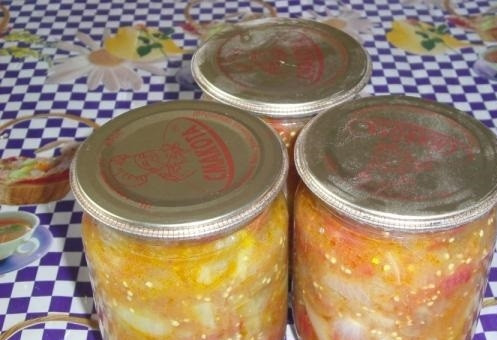 1. Этап. Салат Десятка: 6. Банки с крышками стерилизую, выкладываю в них салат, закатываю, оборачиваю одеялом и оставляю до полного остывания.