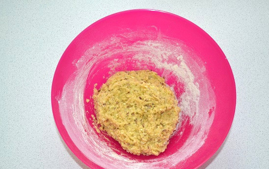 1. Этап. Овсяное печенье с льном: Тщательно перемешайте до однородности. Отправьте тесто в холодильник на 40 минут или на 10 минут в морозилку. Тем временем разогрейте духовку до 180 градусов.