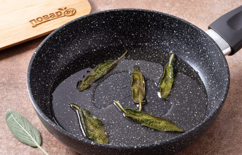 1. Этап. Жареный шалфей: Подождите пару секунд, когда они схватятся и аккуратно переверните. Жарьте еще пару секунд. Следите, чтобы листья не сгорели, они должны приобрести лишь немного золотистый цвет.