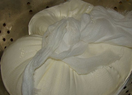 1. Этап. Маскарпоне в домашних условиях: Марлю надо плотно завязать, чтоб она хорошо уплотнилась.