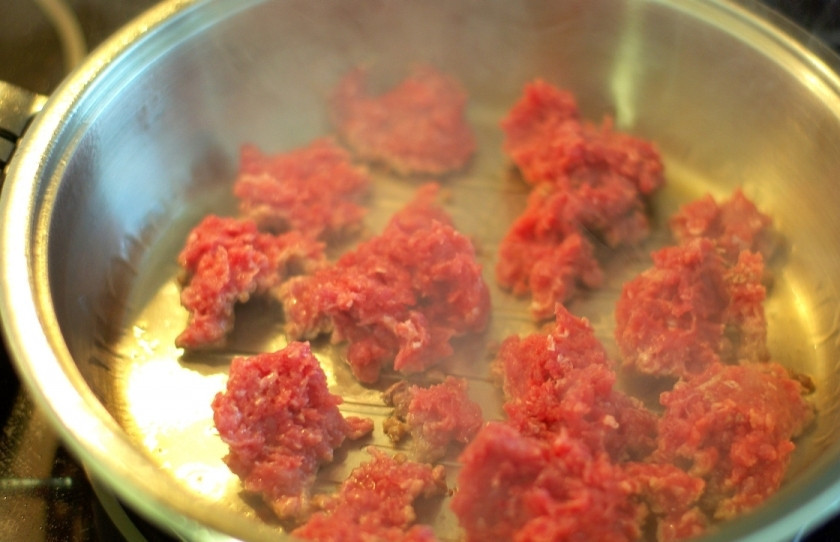 1. Этап. Макароны с мясом: Затем на сковородку отправляем фарш. Стараемся его размельчить, чтоб не образовалось отдельных больших комочков.