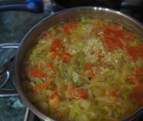 1. Этап. Суп, сжигающий калории: 7. На завершающем этапе добавьте в кастрюлю порей, помидоры. Положите парочку лавровых листиков. Продолжайте варить, но недолго (5-7 мин.). После того, как выключите огонь, положите мелко нарубленный чеснок и накройте крышкой. Суп настоится приблизительно через 10 минут.