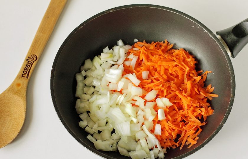 1. Этап. Тушеная капуста по маминому рецепту: Тем временем морковь натрите на терке, а лук нарежьте кубиками.