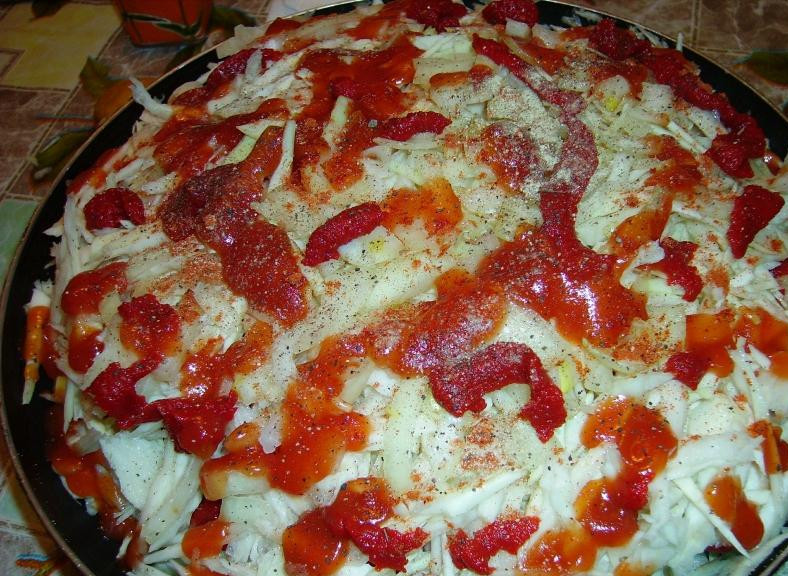 1. Этап. Капуста тушеная с луком: 2. Для облегчения последующего перемешивания, складывайте продукты в сковородку слоями. Каждый слой немного солите и слегка поливайте томатной пастой.