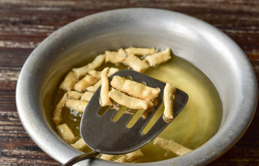 1. Этап. Чак-чак, который тает во рту: В растительном масле обжарьте до золотистого цвета частями все кусочки теста.